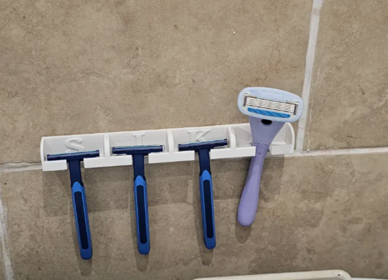 Bathroom tidy razor hanger