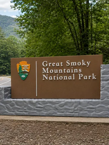 Letrero o emblema decorativo: Great Smoky Mountains National Park Entrance Sign — vista de referencia 2