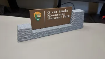 Letrero o emblema decorativo: Great Smoky Mountains National Park Entrance Sign — vista de referencia 4