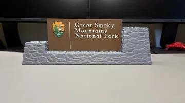 Letrero o emblema decorativo: Great Smoky Mountains National Park Entrance Sign — vista de referencia 3