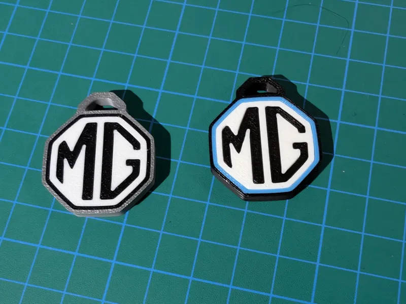 llavero logo marca MG