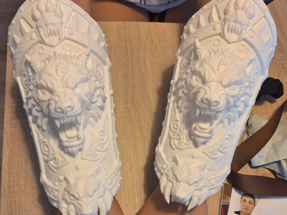 Letrero o emblema decorativo: Rüstung Fenrir - Arm oder Schienbein. Referencia del modelo original.