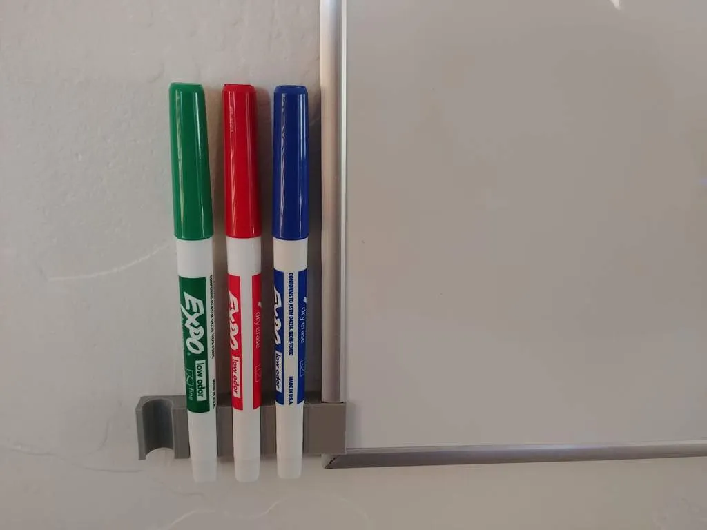 Pince porte-marqueur pour tableau blanc