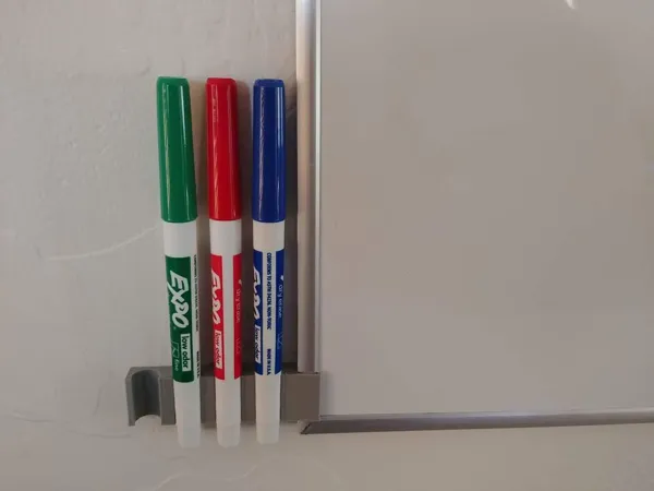 Pince porte-marqueur pour tableau blanc