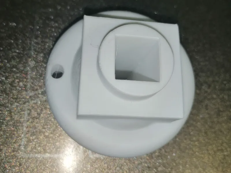 O sculptură geometrică abstractă