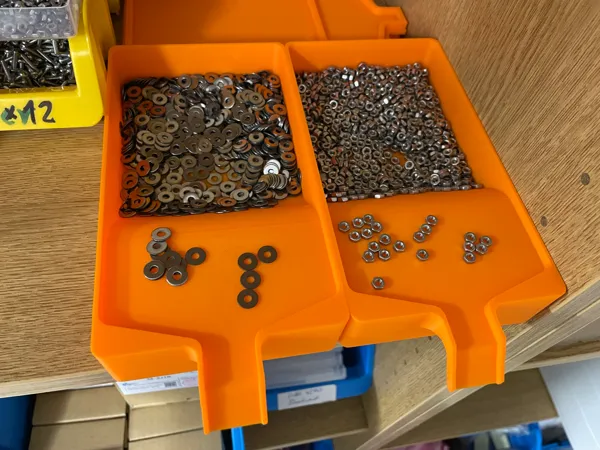 Boîte de tri et comptage pour petites pièces, à trappe coulissante