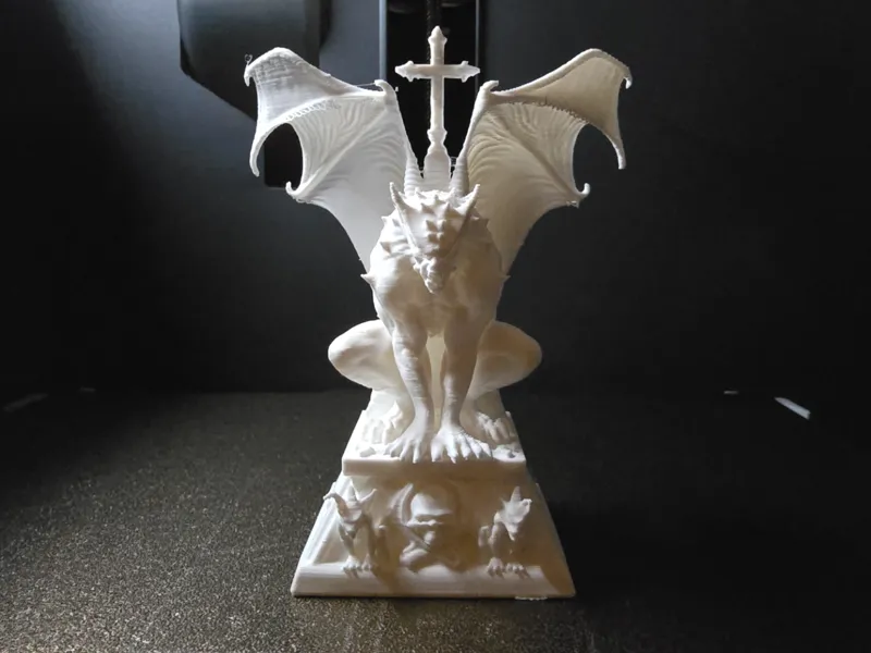 Gargoyle auf Podest