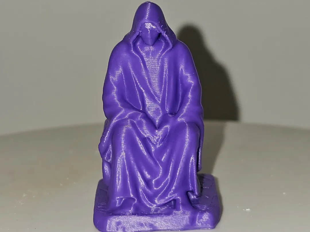 Figurine homme encapuchonné assis