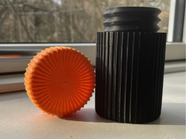Cylindrical screw lid storage container