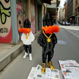 Фигурка на Daffy Duck в улично облекло