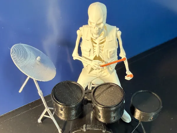 Squelette batteur — figurine de groupe rock