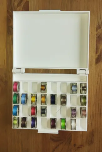 Box for thread spools / držák šicích špulek
