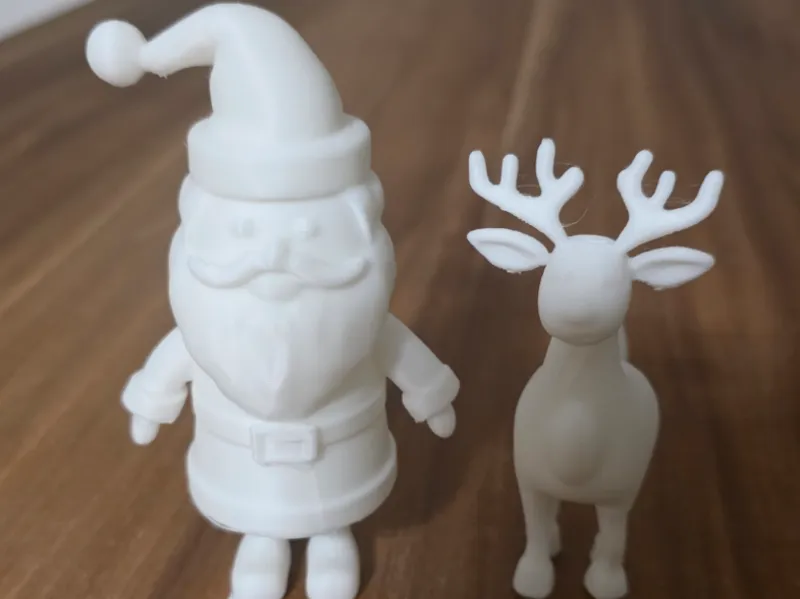Weihnachtsmann mit Rentier