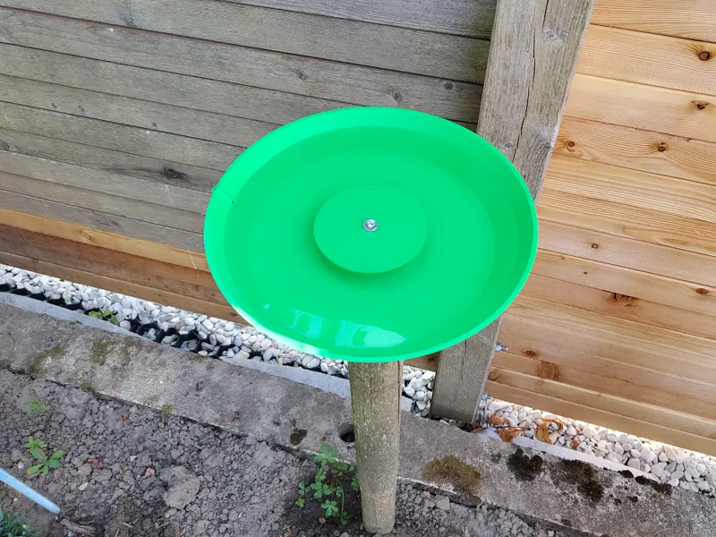 Vogeltränke mit Überlauf