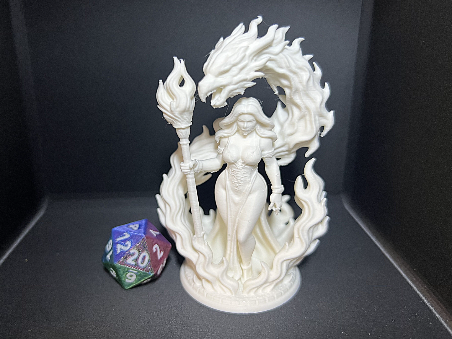 D&D-Feuer-Element-Beschwörerin/Magierin
