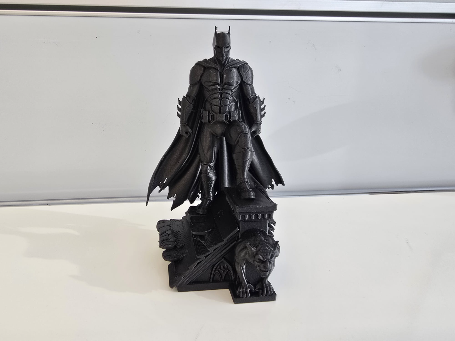 Batman auf rooftop Podest