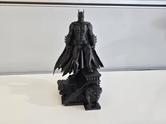 Batman auf rooftop Podest