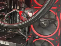 Figurine Spider-Man dans un boîtier PC — photo 2