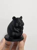 Figurine de hamster mignon sur socle — photo 2