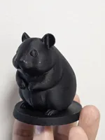 Figurine de hamster mignon sur socle — photo 3