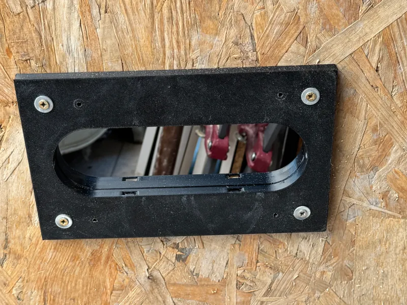 Wall outlet for mobile air conditioner