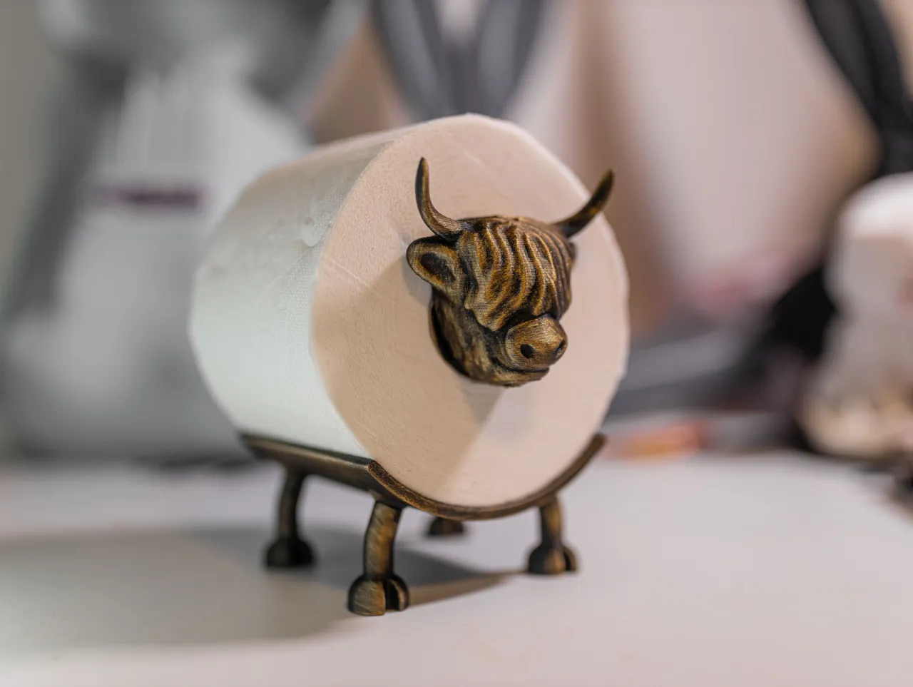 Stylish Highland Cow - Toilet paper holder view 2