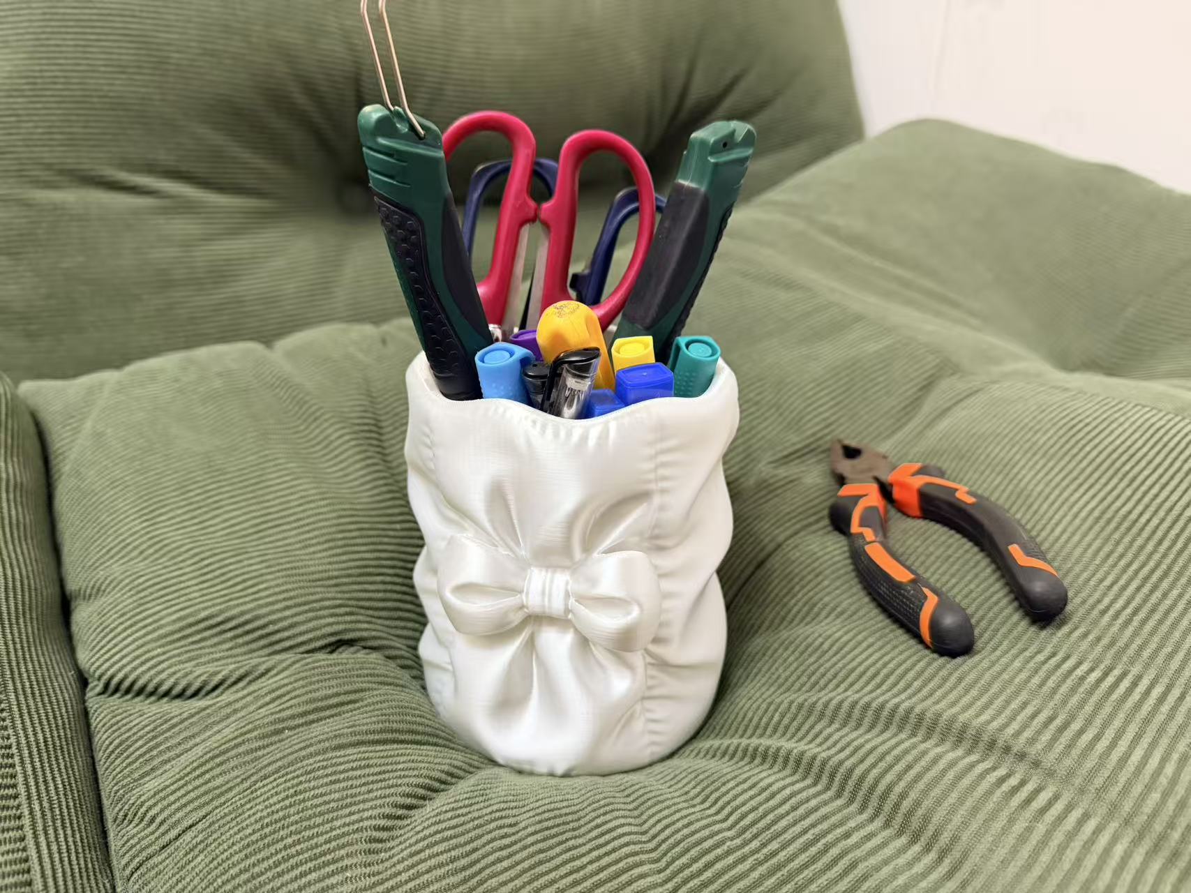 Miniatura 1 do modelo 3D 蝴蝶丝绸化妆刷筒