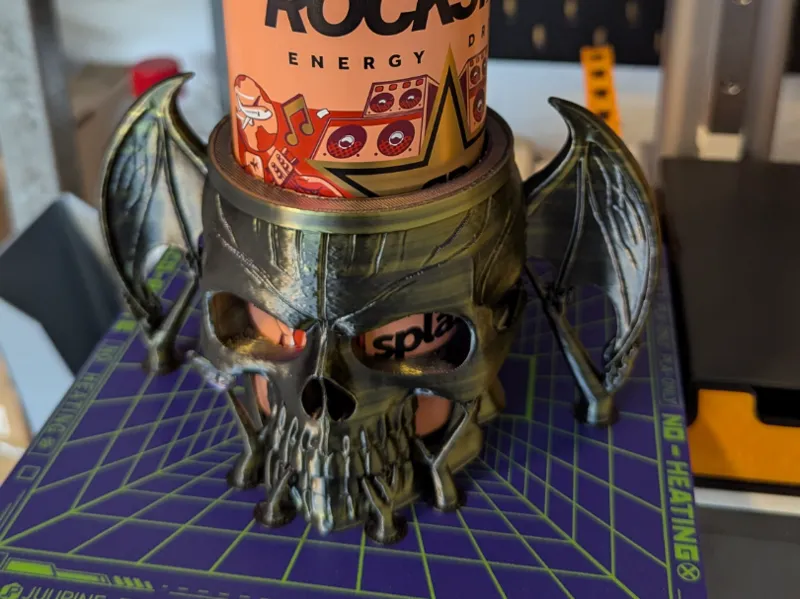 Grinning Bat‑Skull – Halloween‑Getränkehalter