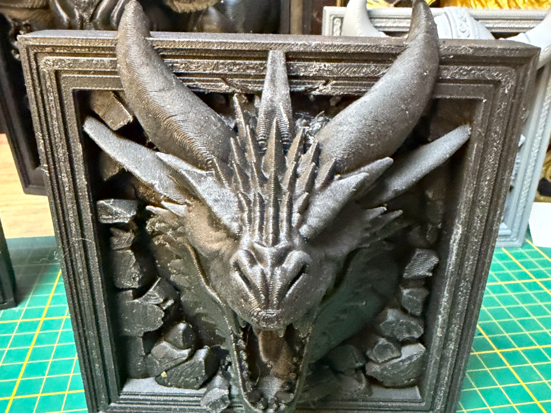 Drache im Rahmen – Mächtige Wandfigur