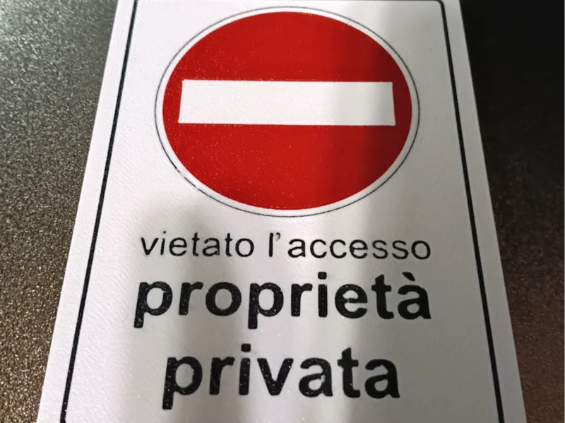 Cartello vietato l' accesso - proprietà privata