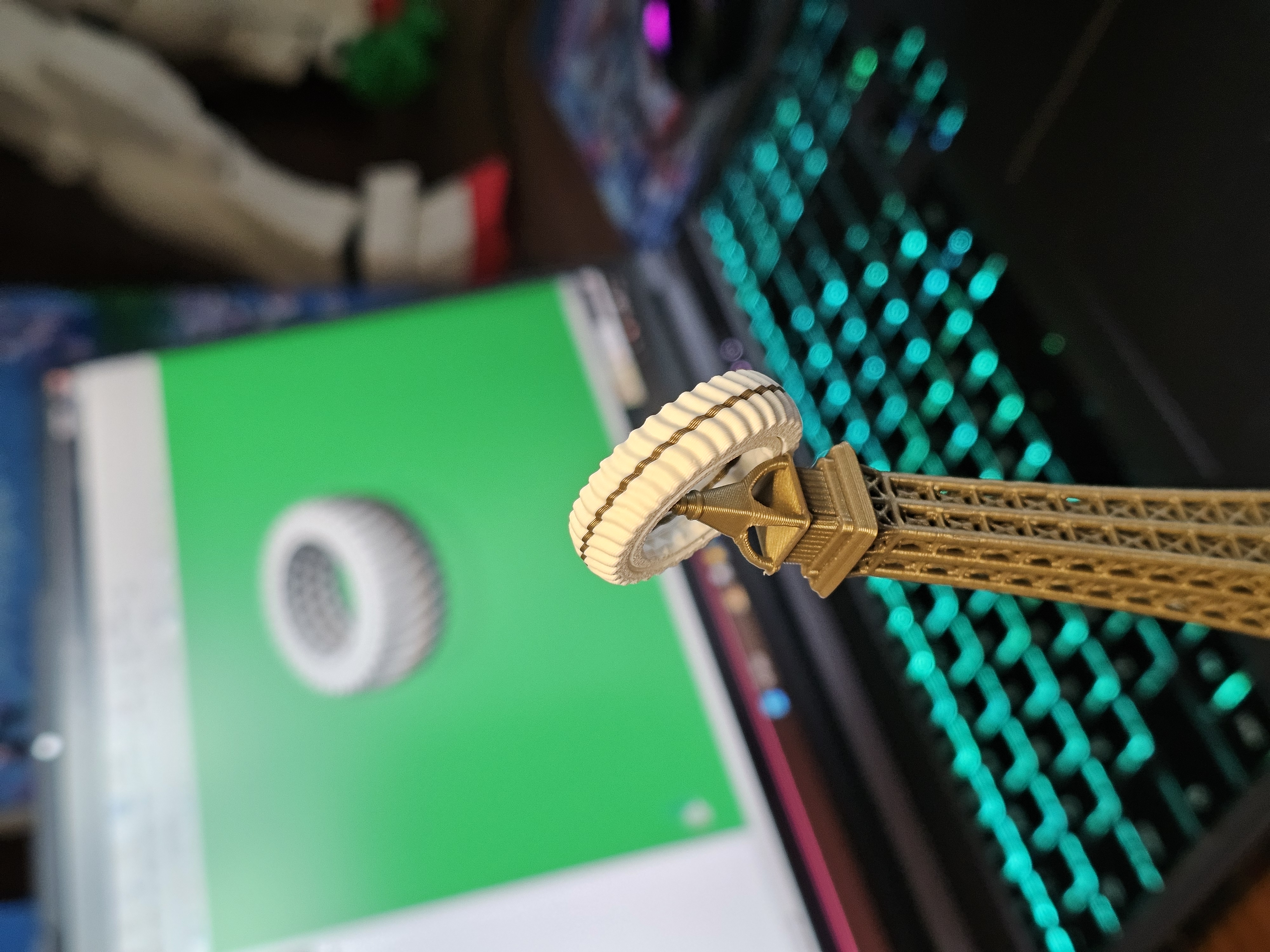 Miniatura 2 do modelo 3D 一体打印的、精致的、小巧的、可旋转的、无声的、 i人解压指环、内部巴黎饰钉、外部波浪纹 、配色diy