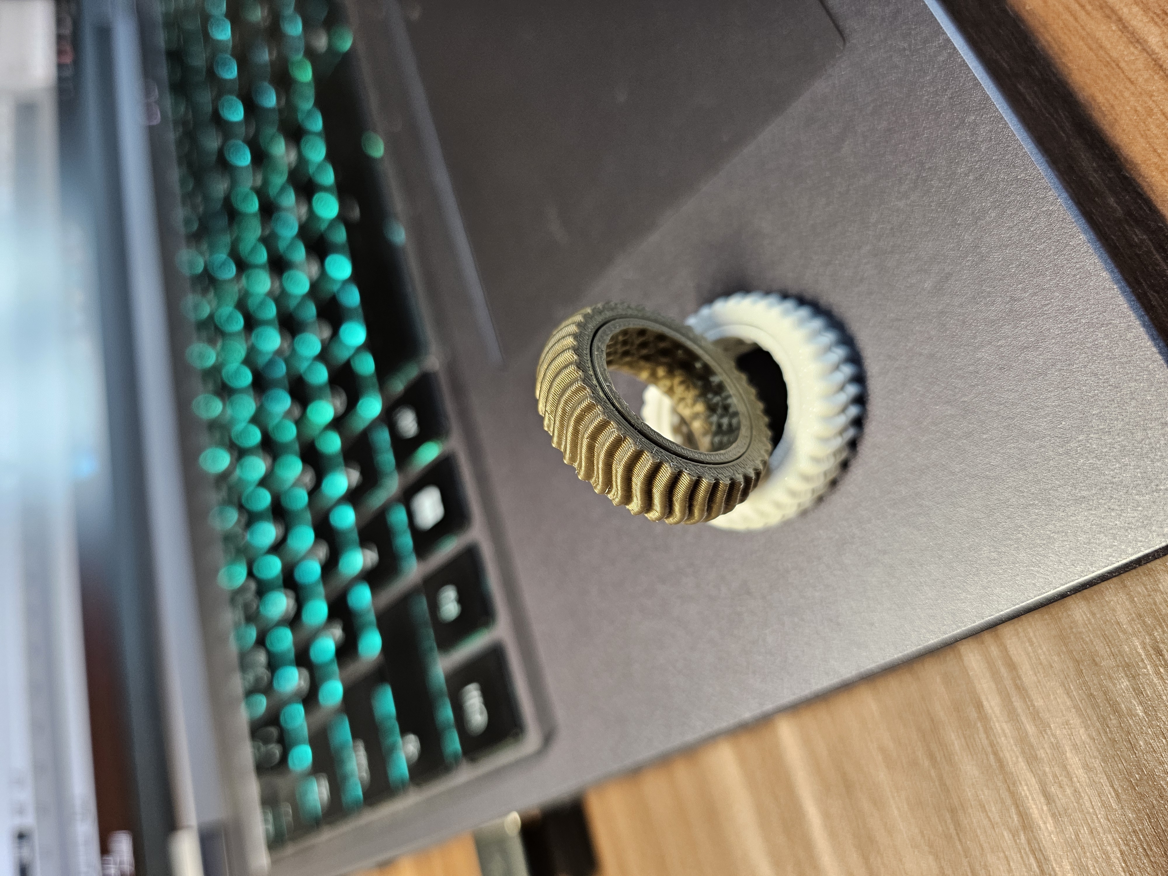 Miniatura 1 do modelo 3D 一体打印的、精致的、小巧的、可旋转的、无声的、 i人解压指环、内部巴黎饰钉、外部波浪纹 、配色diy
