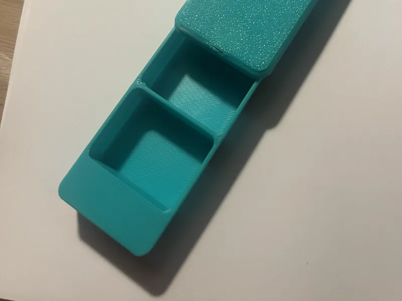 medicin box with embeddet magnets