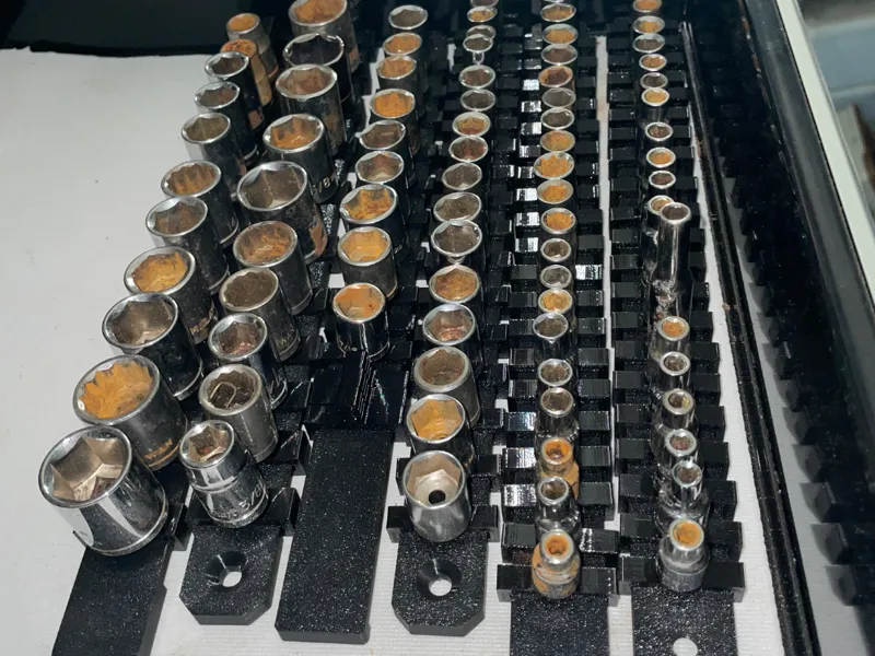 Socket organizer rail