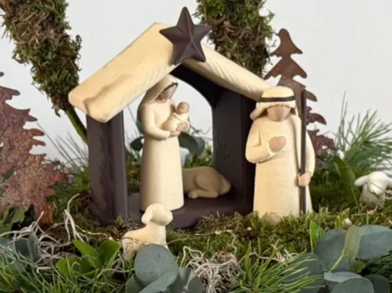 Minimalist Nativity Scene – Compact Christmas Crib