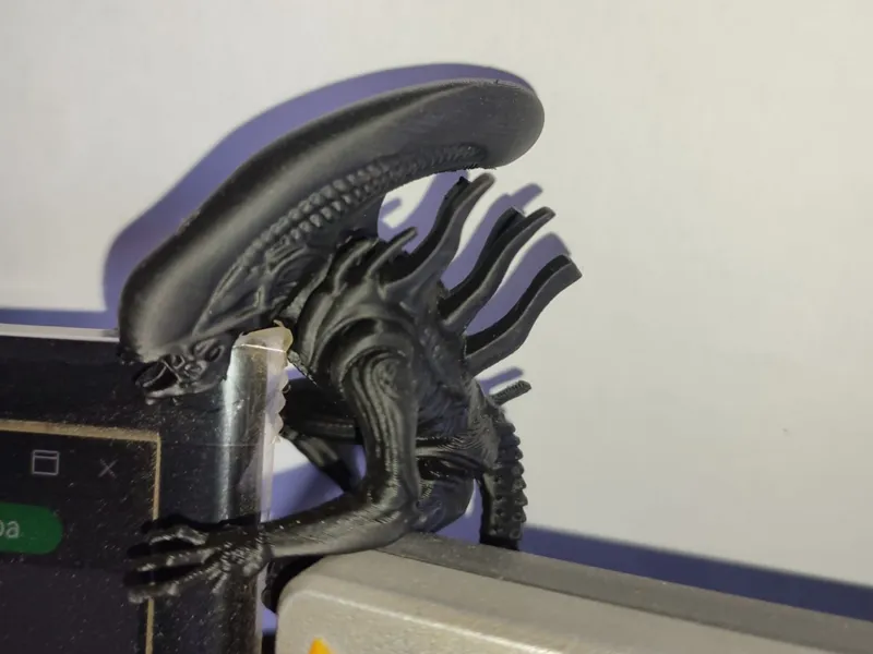 Alien che spia lo schermo del pc