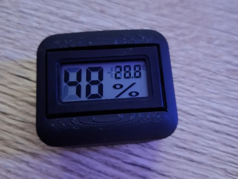 Hygrometer holder for 4L cereal container