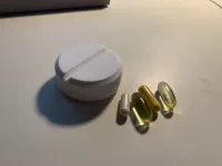 Pilulier deux compartiments en forme de gélule — photo 2