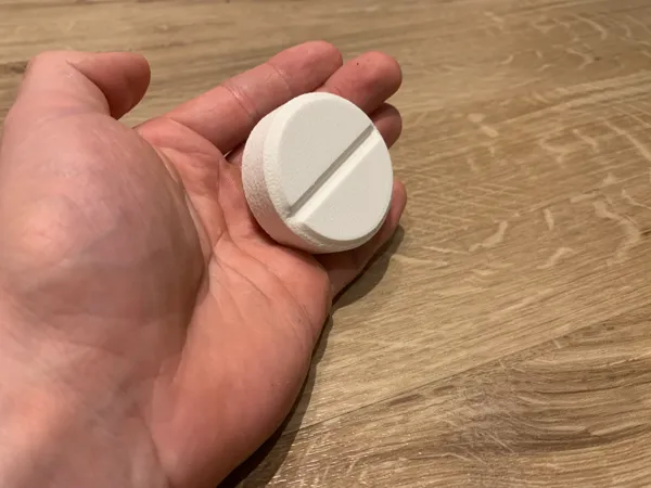 Pilulier deux compartiments en forme de gélule