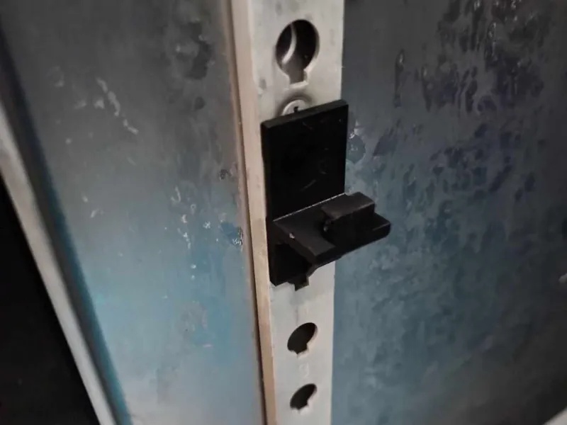Refrigerator keyhole Wire shelf bracket