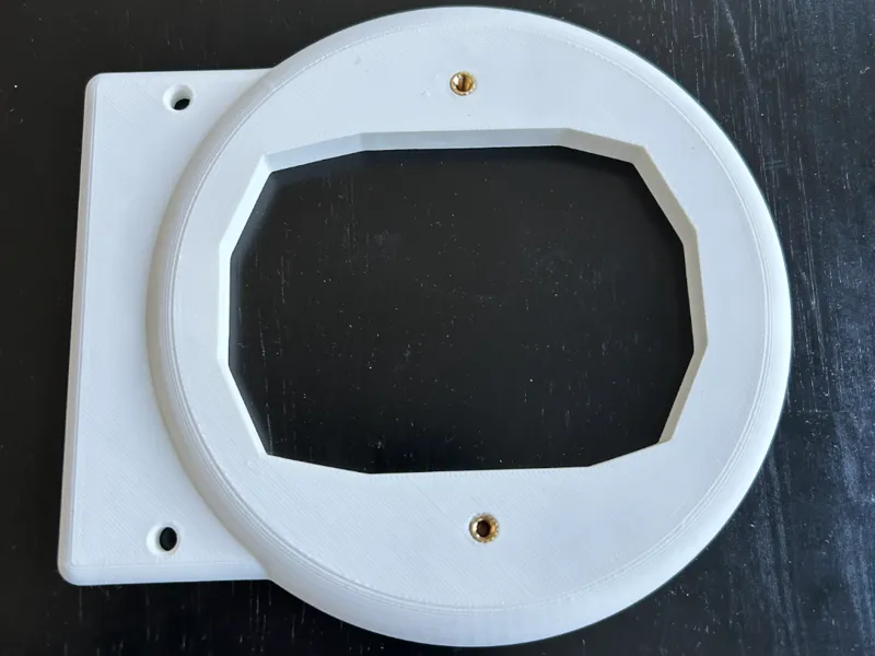 Offset smoke detector mounting plate