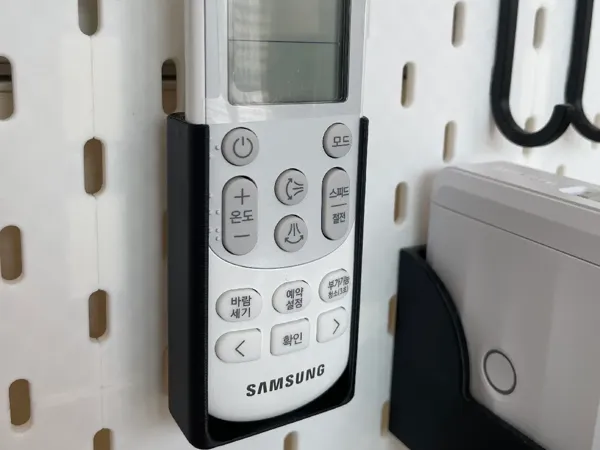 Support Skadis pour télécommande de climatisation Samsung