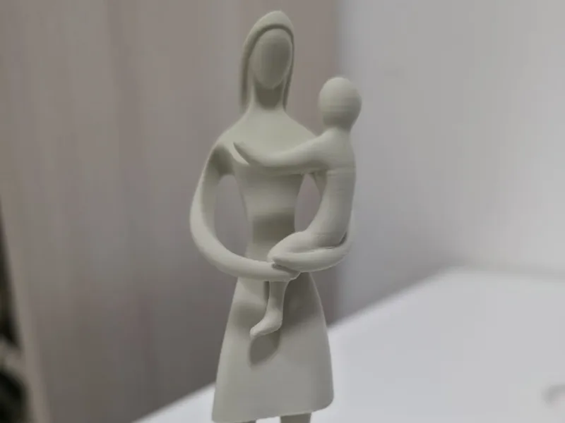 Statuetta Moderna Mamma con Bambino in Braccio