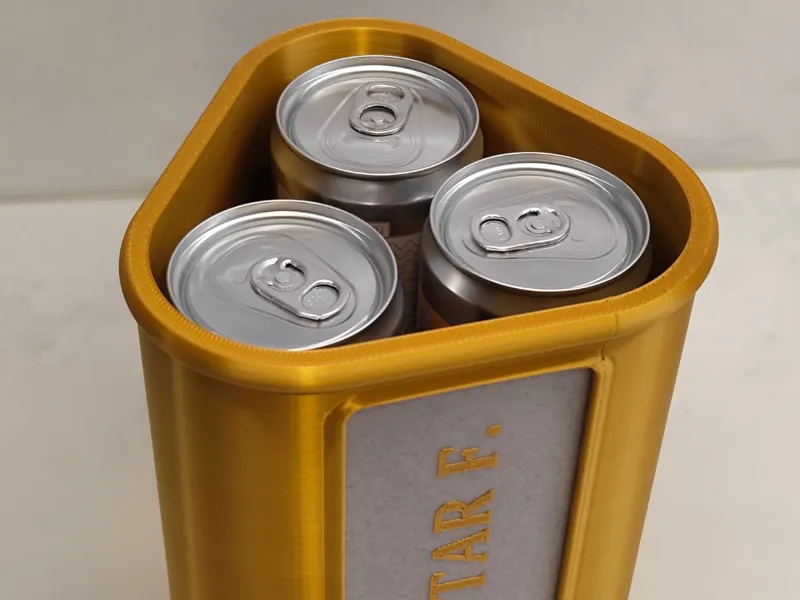 Cooler / Lunchbox with interchangeable nametags
