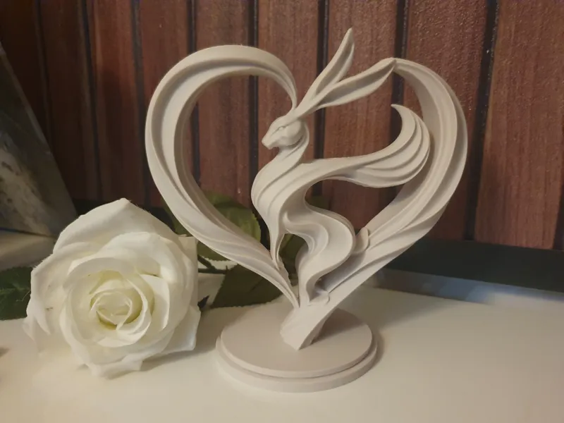 Hase Skulptur Herz modern