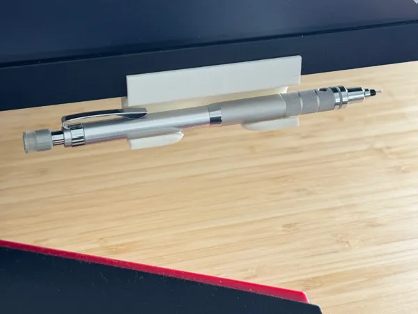 Porte-stylo à clipser sous l'écran