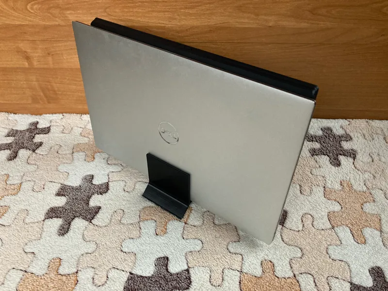 Customizable vetrical laptop stand
