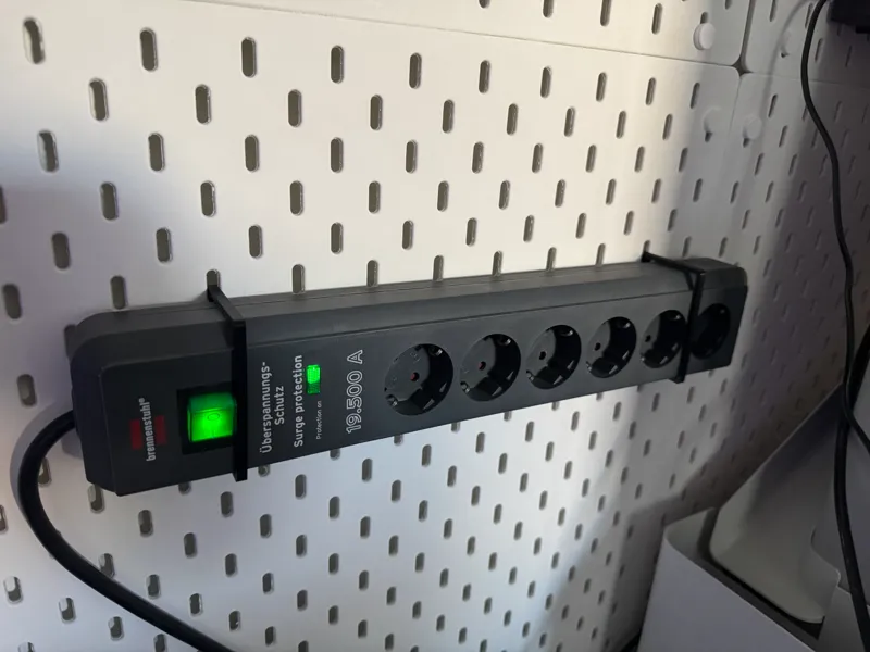 Brennenstuhl Surge Protektion Halter Skadis