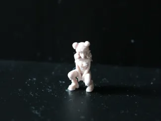 figurine 1/64 fille accroupi bonnet panda