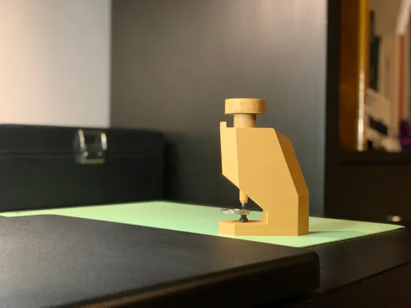 Presse à chasser les pierres d'horlogerie